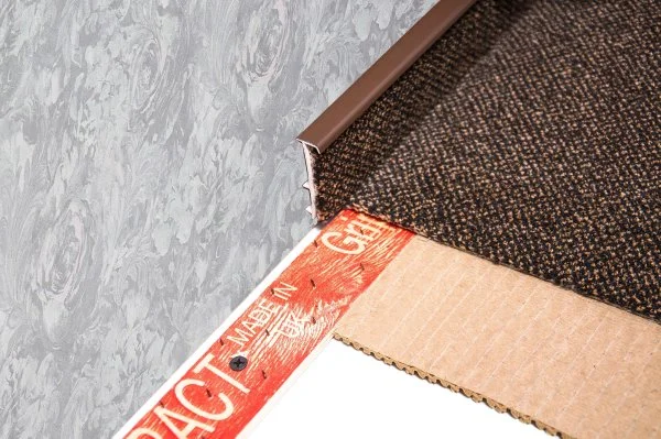 Плинтус для ковролина Korner Listwa 105 Темно-коричневый 2,5м (50мм) в Иркутске