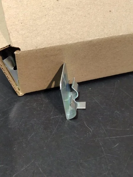 Клипсы к плинтусу MDF Bonkeel (50шт) в Иркутске